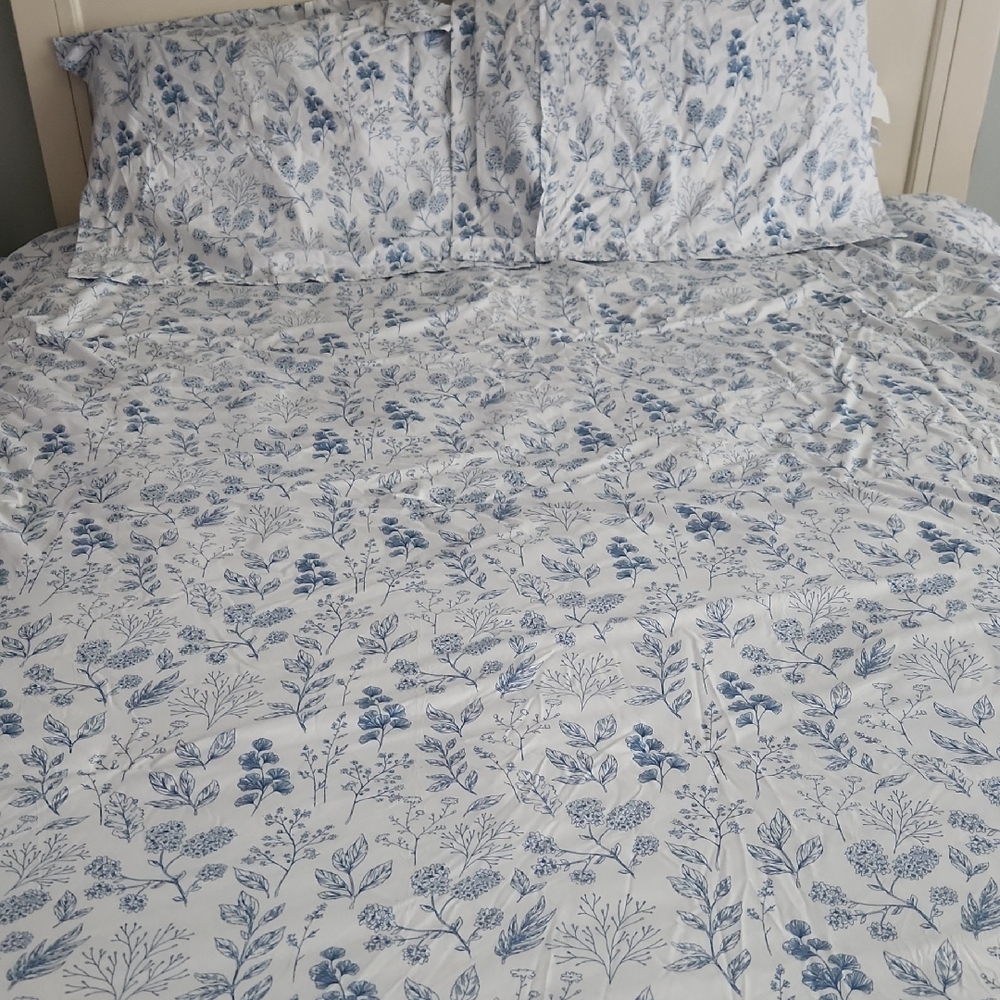 Floral Blue and White Full/Queen Comforter Set